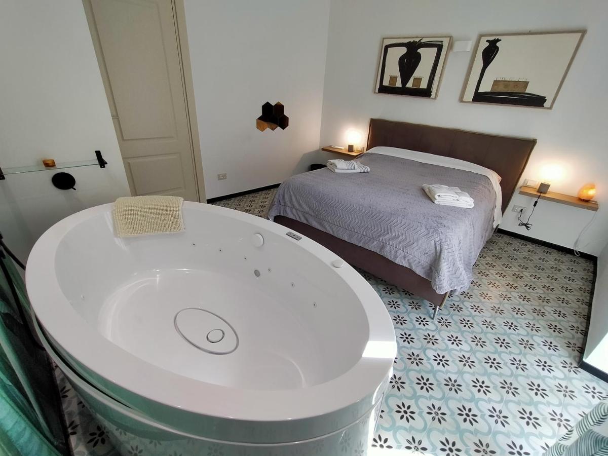 Sonnino Suite Jacuzzi Apartment Bari Exterior photo